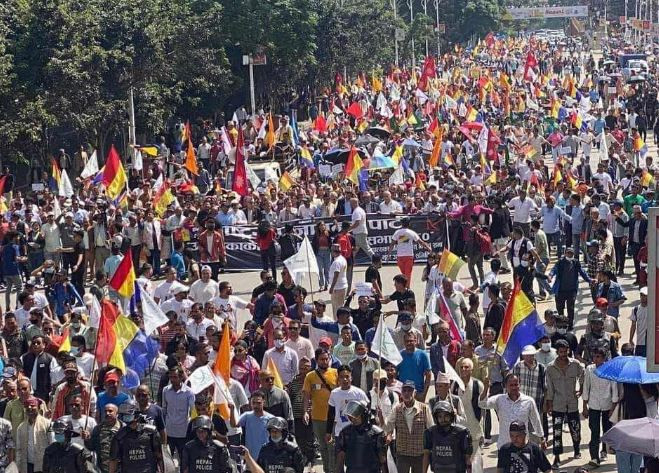 सडकमा उत्रियो राप्रपा