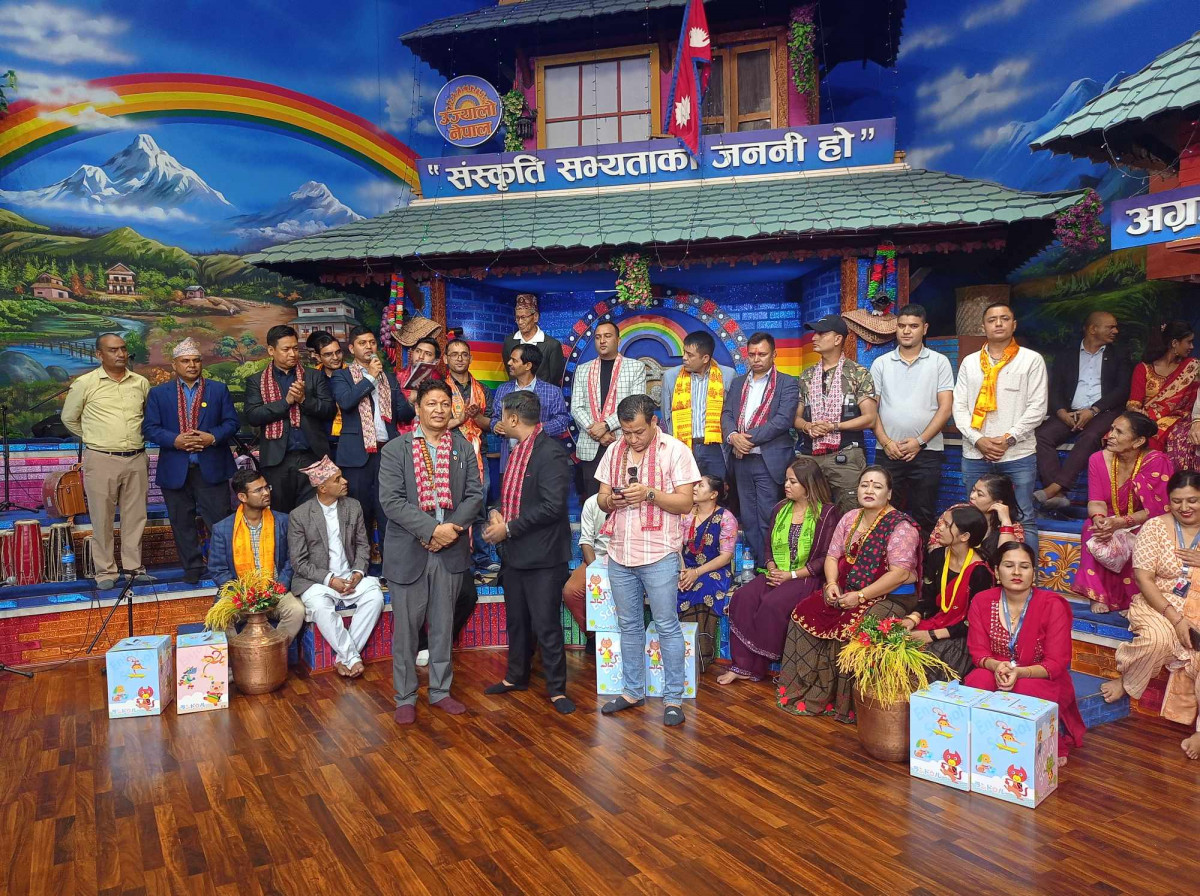 विद्यार्थीलाई झोला वितरण वितरण गर्दै एनआरएनए जापानले मनायो ‘एनआरएनए डे’