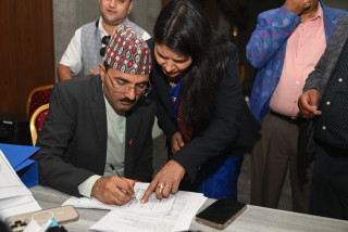 एनआरएनए अध्यक्षमा आरके शर्माद्वारा उम्मेदवारी दर्ता, बद्री र महेशले दिए शुभकामना